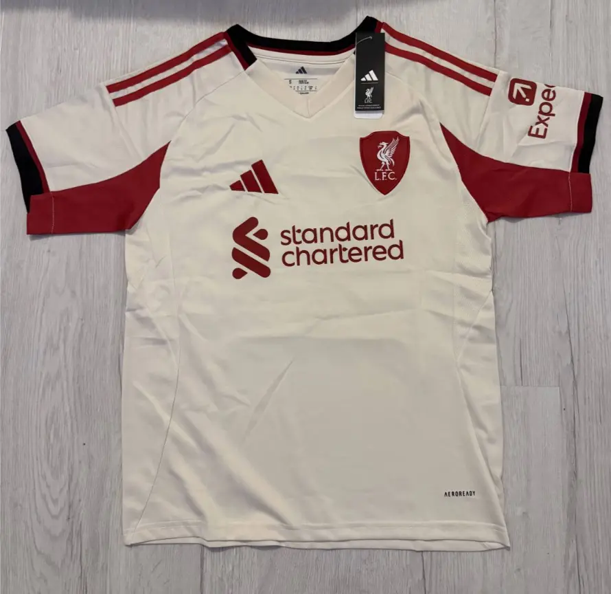 Liverpool dresi bela