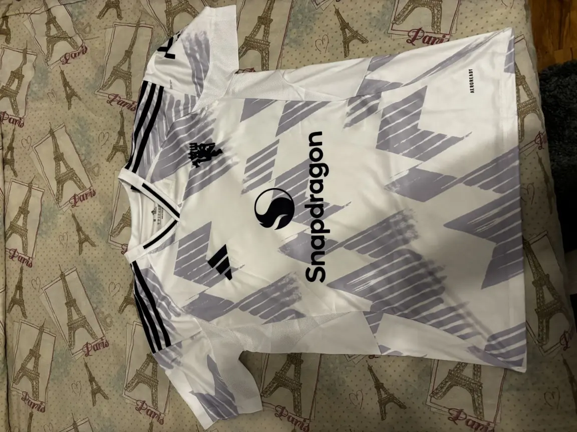 Manchester United dresi bela