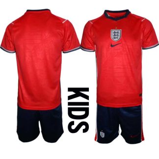 Poceni Otroški Nogometni dresi kompleti Anglija Gostujoči SP 2026 rdeča črna