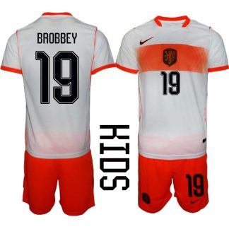 Nogometni dresi kompleti za otroke Nizozemska SP 2026 Brian Brobbey #19 Gostujoči