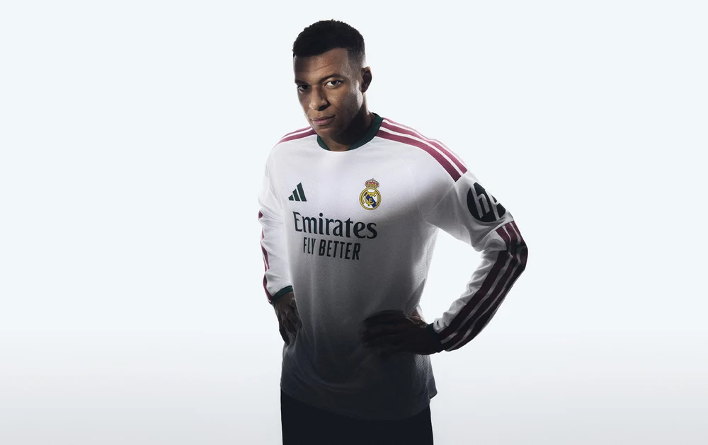 Dres Real Madrida 26/27 z dolgimi rokavi
